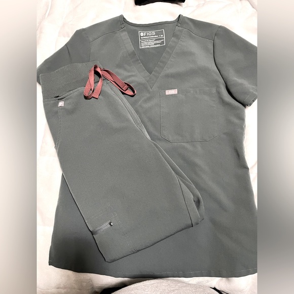 Figs Scrubs Set - XS Catarina Scrub Top & High Waisted Zamora Joggers in S/P - Picture 3 of 3